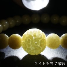 画像4: ミャンマー翡翠 8mm イエロー 彫り物 ブレスレット ミャンマー産 【一点もの】 【証明書付き】 Myanmar Jade 本翡翠 ひすい 黄色 希少石 お守り 浄化 天然石 パワーストーン (4)