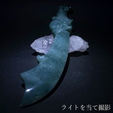 画像4: ミャンマー翡翠 風水 剣 龍 彫り物【 一点もの 】Jade Jadeite ひすい ヒスイ 翡翠 お守り 風水 彫物 天然石 パワーストーン カラーストーン (4)