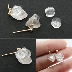 画像2: フェナカイト ラフ 原石 ピアス K18 ロシア産【 一点もの 】Phenakite 日本製 希少 レア デザイン 突き刺し型 天然石 浄化 お守り (2)