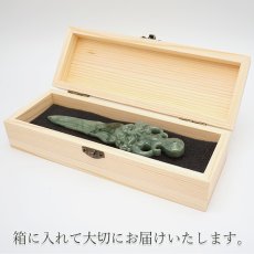 画像6: ミャンマー翡翠 風水 剣 龍 彫り物【 一点もの 】Jade Jadeite ひすい ヒスイ 翡翠 お守り 風水 彫物 天然石 パワーストーン カラーストーン (6)