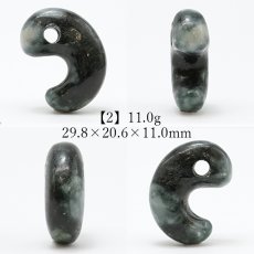 画像3: 【SALE 14%OFF】 糸魚川翡翠 ブルー 約30mm 勾玉 新潟県産【一点物】Itoigawa Jade Blue 日本製 日本銘石 希少 国石 5月誕生石 糸魚川ひすい 天然石 パワーストーン カラーストーン (3)