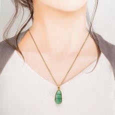 画像4: ミャンマー翡翠 K18 ペンダントトップ 彫り物 豆 ミャンマー産 【一点もの】 翡翠 Myanmar Jade 本翡翠 ひすい グリーン お守り 浄化 天然石 パワーストーン (4)