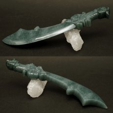 画像3: ミャンマー翡翠 風水 剣 龍 彫り物【 一点もの 】Jade Jadeite ひすい ヒスイ 翡翠 お守り 風水 彫物 天然石 パワーストーン カラーストーン (3)