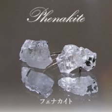 画像1: フェナカイト ラフ 原石 ピアス K18 ロシア産【 一点もの 】Phenakite 日本製 希少 レア 突き刺し型 フェナス石 浄化 お守り 天然石 (1)