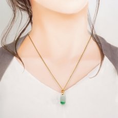 画像4: ミャンマー翡翠 K18 ペンダントトップ 彫り物 ミャンマー産 【一点もの】 野菜 翡翠 Myanmar Jade 本翡翠 ひすい グリーン お守り 浄化 天然石 パワーストーン (4)