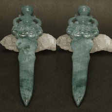 画像2: ミャンマー翡翠 風水 剣 龍 彫り物【 一点もの 】Jade Jadeite ひすい ヒスイ 翡翠 お守り 風水 彫物 天然石 パワーストーン カラーストーン (2)