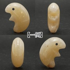 画像2: 静岡水晶 子持ち勾玉 黄 獣型 約30mm AAAランク 静岡県産 Shizuoka Quartz 石英 日本製 自社製 鉱物 水晶 天然石 パワーストーン カラーストーン (2)