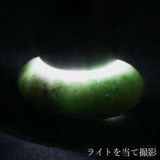 画像3: 崑崙翡翠 勾玉 約30mm 中国崑崙山脈産 【自社製 日本製】Kunlun Jadeite こんろんひすい 非含侵 無処理 天然 翡翠 Jade 希少石 お守り 浄化 天然石 (3)