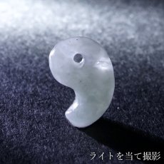 画像3: 崑崙翡翠 勾玉 約10mm 中国崑崙山脈産 【自社製 日本製】Kunlun Jadeite こんろんひすい 非含侵 無処理 天然 翡翠 Jade 希少石 お守り 浄化 天然石 (3)