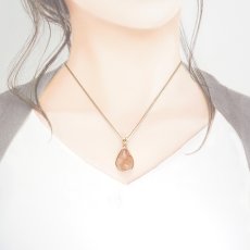 画像5: マニカラン水晶 薄赤 ペンダントトップ SV925 ヒマラヤ産【 一点もの 】Manikarn Quartz 覆輪 フクリン 水晶 浄化 天然石 パワーストーン カラーストーン (5)