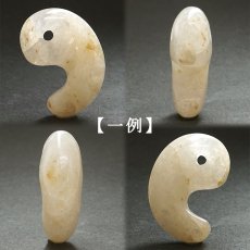 画像2: 静岡水晶 約30mm 勾玉 静岡県産 Shizuoka Quartz 石英 鉱物 水晶 天然石 パワーストーン カラーストーン (2)