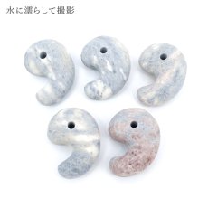 画像7: フェアリースキンサファイア 約30mm 勾玉 Sランク 【一点物】 広島県産 Fairy Skin Sapphire 日本製 パイオフィライト 葉ろう石 虎石 日本銘石 天然石 パワーストーン カラーストーン (7)