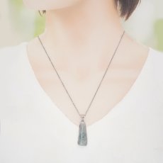 画像4: ミャンマー翡翠 ブルー ペンダントトップ SV925 ミャンマー産【一点もの】翡翠 Myanmar Jade blue 本翡翠 ひすい 青 覆輪 フクリン お守り 浄化 天然石 パワーストーン (4)