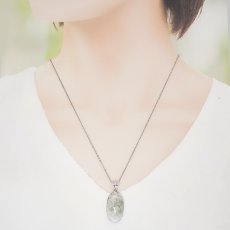 画像4: 糸魚川翡翠 ペンダントトップ SV925 新潟県産【一点もの】翡翠  Itoigawa Jade 日本銘石 国石 希少 糸魚川ひすい 覆輪 フクリン お守り 浄化 天然石 パワーストーン カラーストーン (4)