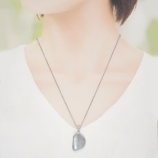 画像4: ミャンマー翡翠 ブルー ペンダントトップ SV925 ミャンマー産【一点もの】翡翠 Myanmar Jade blue 本翡翠 ひすい 青 覆輪 フクリン お守り 浄化 天然石 パワーストーン (4)