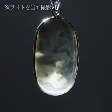 画像3: 糸魚川翡翠 ペンダントトップ SV925 新潟県産【一点もの】翡翠  Itoigawa Jade 日本銘石 国石 希少 糸魚川ひすい 覆輪 フクリン お守り 浄化 天然石 パワーストーン カラーストーン (3)