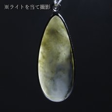 画像3: 糸魚川翡翠 ペンダントトップ SV925 新潟県産【一点もの】翡翠  Itoigawa Jade 日本銘石 国石 希少 糸魚川ひすい 覆輪 フクリン お守り 浄化 天然石 パワーストーン カラーストーン (3)