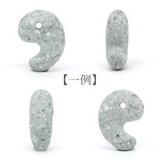 画像2: 日光石 勾玉 約30mm 栃木県産 NIKKO Stone 日本銘石 宇都宮市 日光東照宮 天然石 パワーストーン カラーストーン (2)