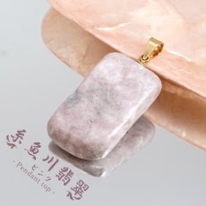 画像1: 糸魚川翡翠 ピンク ペンダントトップ 新潟県産 【一点物】 ITOIGAWA Pink Jade ステンレス 日本銘石 国石 希少 糸魚川ひすい お守り 浄化 天然石 パワーストーン カラーストーン (1)