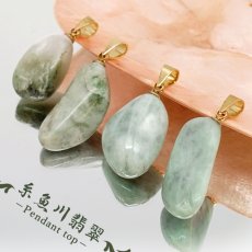 画像1: 糸魚川翡翠 ペンダントトップ 新潟県産 日本銘石 【一点もの】 翡翠 Itoigawa Jade ステンレス サージカル 翡翠 ひすい 希少 国石 お守り 浄化 天然石 パワーストーン (1)