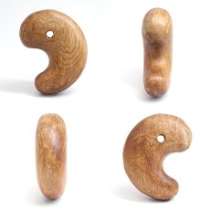 画像2: 屋久杉（油木）勾玉 40mm【一点物】YAKUSUGI (Oil-base wood) 鹿児島県 屋久島 国産 日本製 自社オリジナル エネルギー パワーズウッド 天然木 (2)