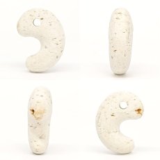 画像2: 白天草石 約25mm 勾玉 熊本県産 上天草大矢野町 【一点もの】 White AMAKUSA Stone 木目なし 雲母 日本銘石 天然石 パワーストーン カラーストーン (2)