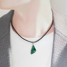 画像4: マラカイト ペンダントトップ SV925 コンゴ産【一点もの】Malachite 三角形 覆輪 フクリン 孔雀石 浄化 お守り 天然石 パワーストーン カラーストーン (4)