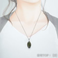 画像4: モルダバイト ペンダントトップ SV925 チェコ産 【一点もの】Moldavite 覆輪 フクリン モルダヴ石 天然石 パワーストーン カラーストーン (4)