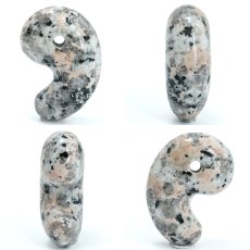 画像2: 万成石 30mm 勾玉 岡山県産 ピンクロイヤルマイカイト Pink Royalmicait まんなりいし 日本製 自社製 日本銘石 天然石 パワーストーン カラーストーン (2)