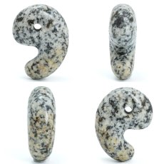 画像2: 鞍馬石 30mm 勾玉 京都府産 KURAMAISHI 鞍馬山 わびさび 日本製 自社製 日本銘石 天然石 パワーストーン カラーストーン (2)