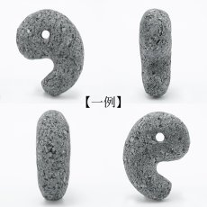 画像2: 阿蘇溶岩 黒 30mm 勾玉 熊本県産 ASO Lava Stone 日本銘石 日本製 自社製 阿蘇山 天然石 パワーストーン カラーストーン (2)