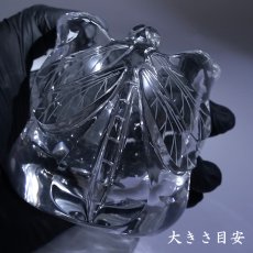 画像3: 天然水晶 冷酒器 彫り物 【蜻蛉】 ブラジル産 山梨伝統技術士作 【一点物】 Quartz 水晶 石英 4月誕生石 縁起物 とんぼ 酒器 猪口 おちょこ 手研磨 職人 無処理 天然石 パワーストーン (3)