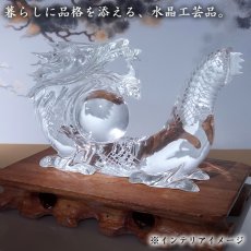 画像5: 天然水晶 玉護龍 彫り物 ブラジル産 山梨伝統技術士作 【一点物】 Quartz 水晶 石英 4月誕生石 縁起物 干支 辰 龍 手研磨 職人 無処理 天然石 パワーストーン (5)