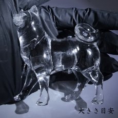 画像3: 天然水晶 戌 彫り物 ブラジル産 山梨伝統技術士作 【一点物】 Quartz 水晶 石英 4月誕生石 縁起物 干支 犬 いぬ 手研磨 職人 無処理 天然石 パワーストーン (3)