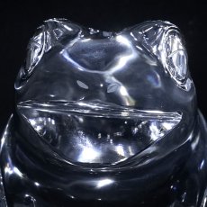 画像3: 天然水晶 蛙 彫り物 ブラジル産 山梨伝統技術士作 【一点物】 Quartz 水晶 石英 4月誕生石 縁起物 日本製 手研磨 職人 無処理 天然石 パワーストーン (3)