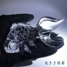 画像3: 天然水晶 金魚 彫り物 ブラジル産 山梨伝統技術士作 【一点物】 Quartz 水晶 石英 4月誕生石 縁起物 日本製 手研磨 職人 無処理 天然石 パワーストーン (3)