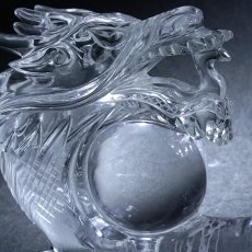 画像3: 天然水晶 玉護龍 彫り物 ブラジル産 山梨伝統技術士作 【一点物】 Quartz 水晶 石英 4月誕生石 縁起物 干支 辰 龍 手研磨 職人 無処理 天然石 パワーストーン (3)
