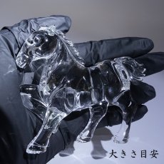 画像3: 天然水晶 午 彫り物 ブラジル産 山梨伝統技術士作 【一点物】 Quartz 水晶 石英 4月誕生石 縁起物 干支 馬 うま 日本製 手研磨 職人 無処理 天然石 パワーストーン (3)