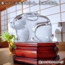 画像4: 天然水晶 卯 彫り物 ブラジル産 山梨伝統技術士作 【一点物】 Quartz 水晶 石英 4月誕生石 縁起物 干支 うさぎ 手研磨 職人 無処理 天然石 パワーストーン (4)