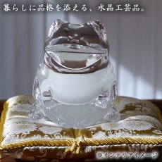 画像5: 天然水晶 蛙 彫り物 ブラジル産 山梨伝統技術士作 【一点物】 Quartz 水晶 石英 4月誕生石 縁起物 日本製 手研磨 職人 無処理 天然石 パワーストーン (5)