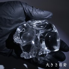 画像3: 天然水晶 卯 彫り物 ブラジル産 山梨伝統技術士作 【一点物】 Quartz 水晶 石英 4月誕生石 縁起物 干支 うさぎ 手研磨 職人 無処理 天然石 パワーストーン (3)