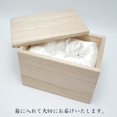 画像5: 天然水晶 金魚 彫り物 ブラジル産 山梨伝統技術士作 【一点物】 Quartz 水晶 石英 4月誕生石 縁起物 日本製 手研磨 職人 無処理 天然石 パワーストーン (5)