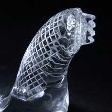 画像4: 天然水晶 玉護龍 彫り物 ブラジル産 山梨伝統技術士作 【一点物】 Quartz 水晶 石英 4月誕生石 縁起物 干支 辰 龍 手研磨 職人 無処理 天然石 パワーストーン (4)