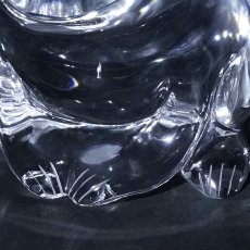 画像4: 天然水晶 蛙 彫り物 ブラジル産 山梨伝統技術士作 【一点物】 Quartz 水晶 石英 4月誕生石 縁起物 日本製 手研磨 職人 無処理 天然石 パワーストーン (4)