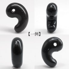 画像2: サヌカイト 20mm 勾玉 香川県産 Sanukite 日本製 自社製 讃岐岩 カンカン石 日本銘石 天然石 パワーストーン カラーストーン (2)