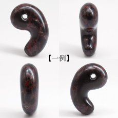 画像2: 紅十勝石 20mm 勾玉 北海道産 Vermillion Obsidian 日本製 自社製 ヴァーミリオンオブシディアン 黒曜石 日本銘石 天然石 パワーストーン カラーストーン (2)