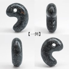 画像2: ブラックハイドガーネット 20mm 勾玉 愛媛県産 Black Hide Garnet 日本製 自社製 ガーネット 日本銘石 天然石 パワーストーン カラーストーン (2)
