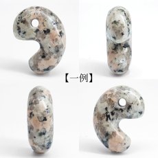 画像2: 万成石 20mm 勾玉 岡山県産 ピンクロイヤルマイカイト Pink Royalmicait まんなりいし 日本製 自社製 日本銘石 天然石 パワーストーン カラーストーン (2)