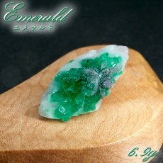 画像1: エメラルド 原石 約6.9g コロンビア ムソ鉱山産 【一点もの】 Emerald 鉱物 標本 結晶 緑柱石 浄化 お守り 天然石 パワーストーン カラーストーン (1)