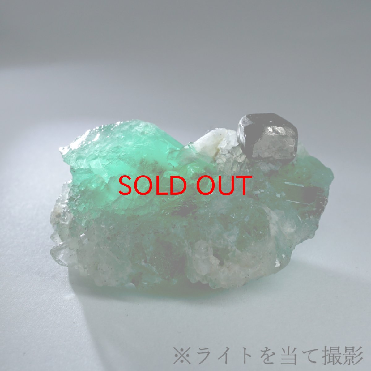 画像4: 【SALE 14%OFF】 エメラルド パイライト共生 原石 約12.3g コロンビア ムソ鉱山産 【一点もの】 Emerald 鉱物 標本 結晶 緑柱石 浄化 お守り 天然石 パワーストーン カラーストーン (4)
